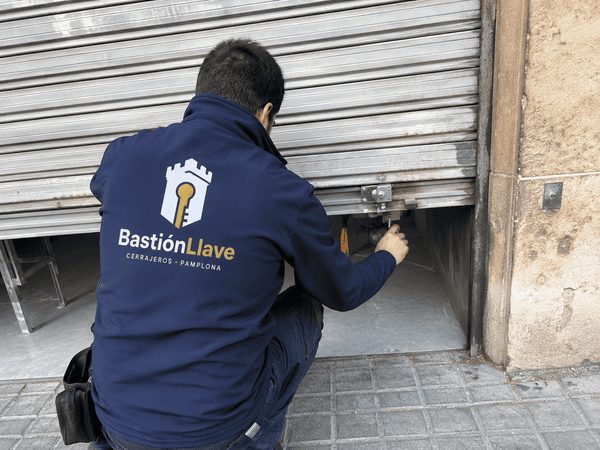Cerrajero de BastiónLlave trabajando en Pamplona